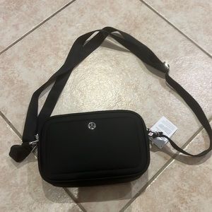 🫶🏼NWT LULULEMON crossbody camera bag🫶🏼